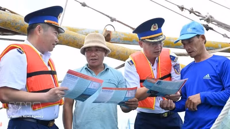 职能机构在胡志明市长海乡渔民出海捕捞前向他们宣传IUU（打击非法、不报告和不受管制捕捞）相关规定。（图片来源：越通社）