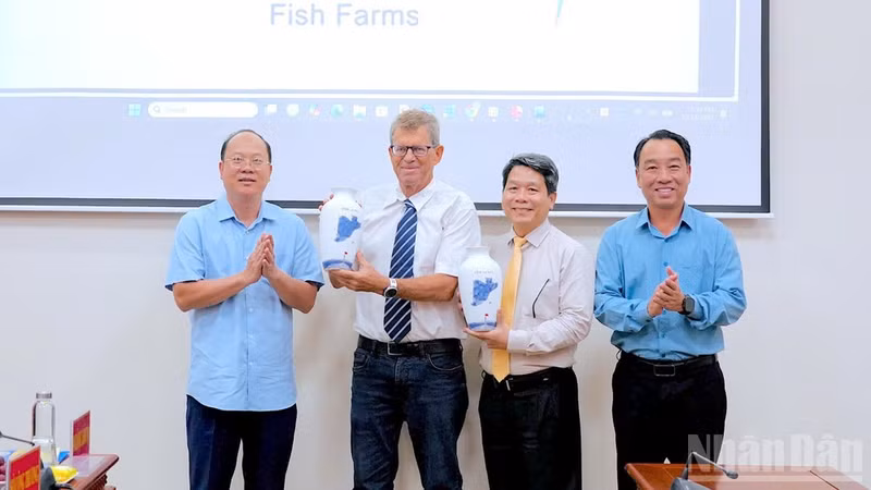 金瓯省领导向以色列达冈集团董事长Ran DaGan和VsionGlobal集团主席何维平赠送纪念品。（友松 摄）