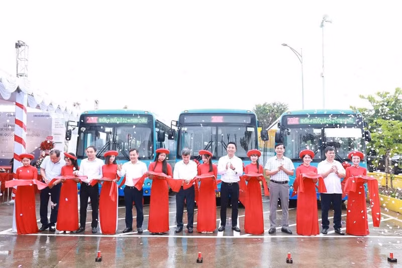 连接红河岛乡与河内市中心的新公交线路开通 。（图片来源：劳动报网）