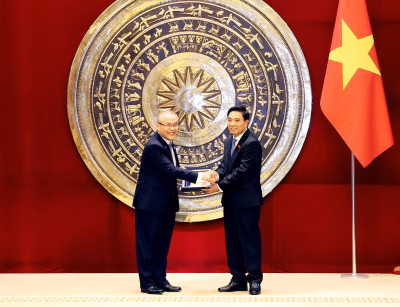 越南国会副主席阮尹英会见赴越出席2026年东盟未来论坛的东盟议会联盟大会秘书长切姆·维迪亚。（图片来源：daibieunhandan.vn）