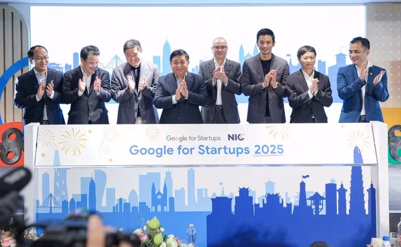 越南政府副总理阮志勇与各位代表合影。（图片来源：越通社）
