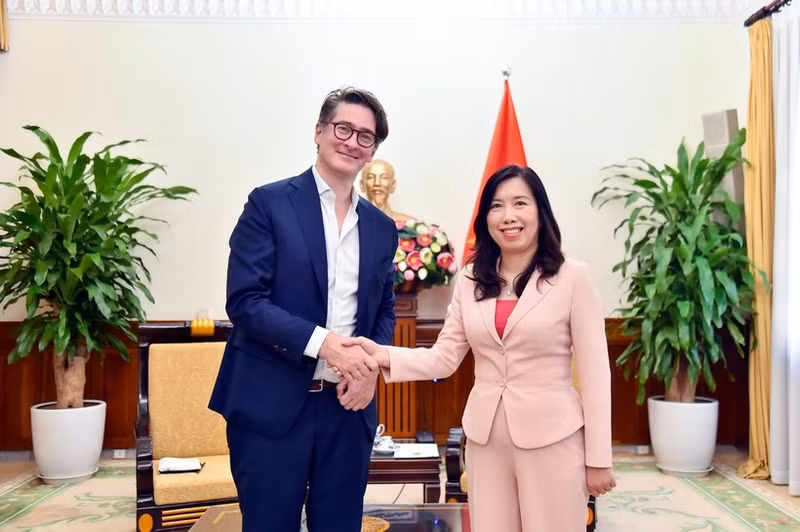 越南外交部副部长黎氏秋姮会见彭博社亚太区高级执行总编约翰·弗拉赫。（图片来源：外交部）