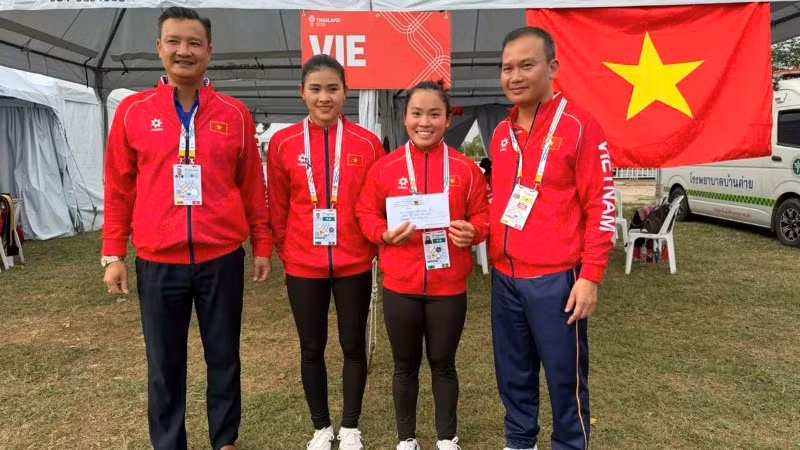 越南皮划艇运动员阮氏香和叶氏香在女子双人皮划艇500米决赛中率先冲线，为越南摘得本届赛事的首枚金牌。（潘石 摄）