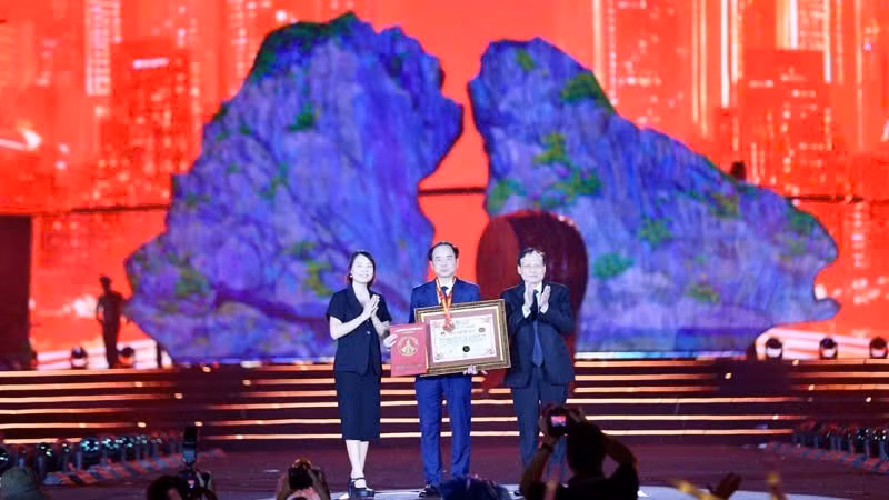 越南纪录组织向广宁文化、体育和旅游局颁发越南纪录认证，确认“广宁——熠熠生辉的未来之城”音乐会创下越南纪录。（光寿 摄）