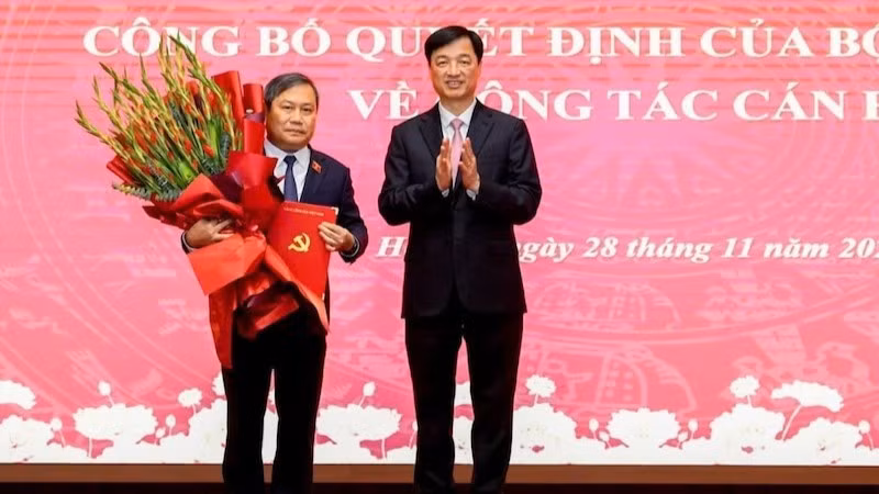越共中央政治局委员、河内市委书记阮维玉向武大胜同志颁发中央政治局的决定。
