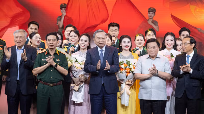 越共中央总书记苏林与党和国家领导人一同出席文艺交流晚会。（山松 摄）