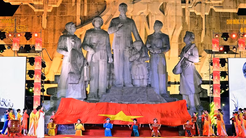 演出节目穿插播放胡志明主席1945年9月2日宣读《独立宣言》的珍贵历史录音，再现越南民主共和国诞生的历史性时刻。（光和 摄）