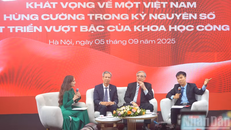 《人民报》在河内市东英县国家会展中心举办了主题为“数字纪元中的越南国家强盛梦想与科技飞跃发展”的座谈会。（忠兴 摄）