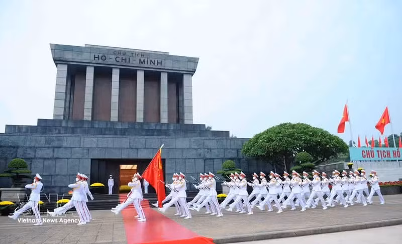 仪仗队齐步走过胡志明主席陵。（图片来源：越通社）