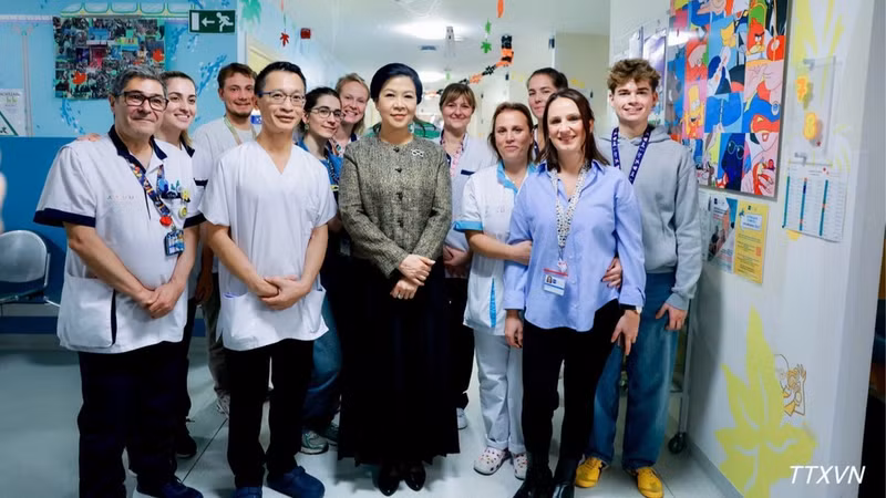 越共中央总书记、国家主席夫人吴芳璃与比利时儿童大学医院工作人员合影。（图片来源：越通社）