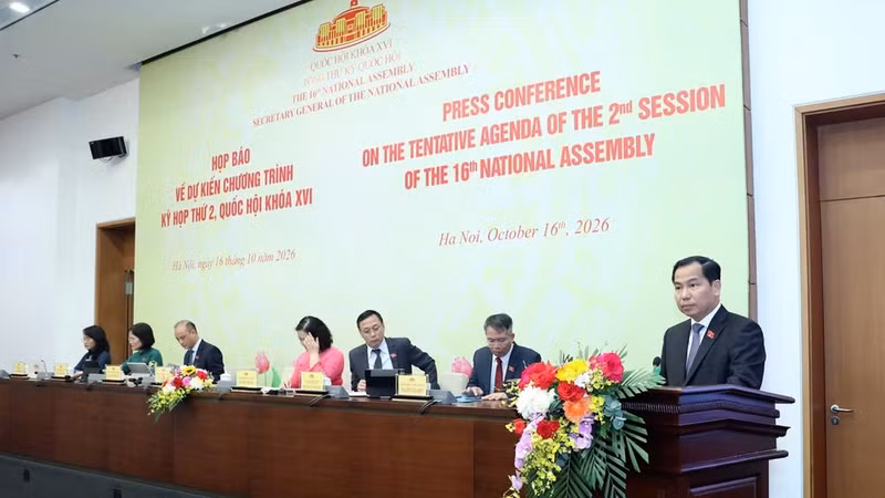 越南国会秘书长、国会办公厅主任黎光孟主持召开有关越南第十六届国会第二次会议预期议程的新闻发布会。（维灵 摄）