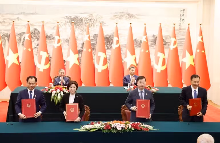 越共中央总书记、国家主席苏林和中共中央总书记、国家主席习近平出席两国合作文件签字仪式。（图片来源：越通社）