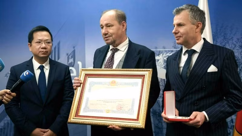已故波兰建筑师卡奇米日·弗洛尔科夫斯基的儿子Bartłomiej Kwiatkowski教授在仪式上致辞。（图片来源：越南驻波兰大使馆）