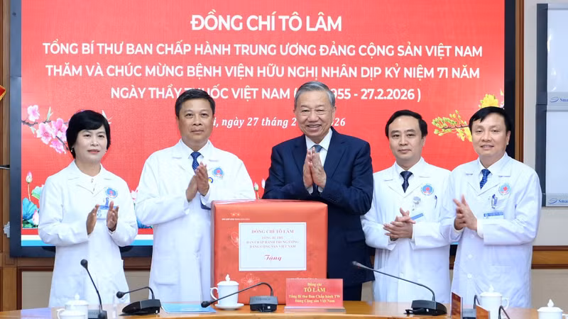 苏林总书记向河内友谊医院赠送礼物。