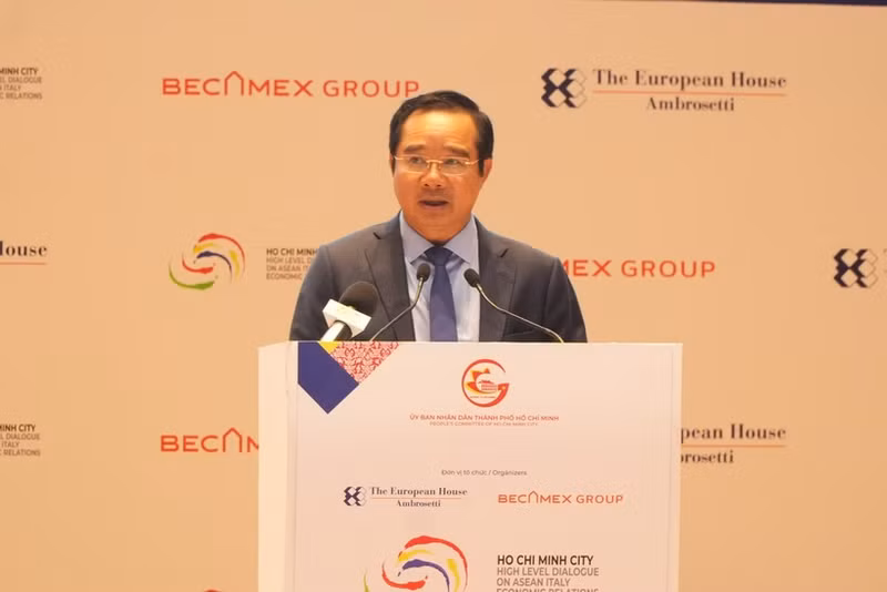 胡志明市人民委员会主席阮文得在开幕式上致词。（图片来源：越通社）