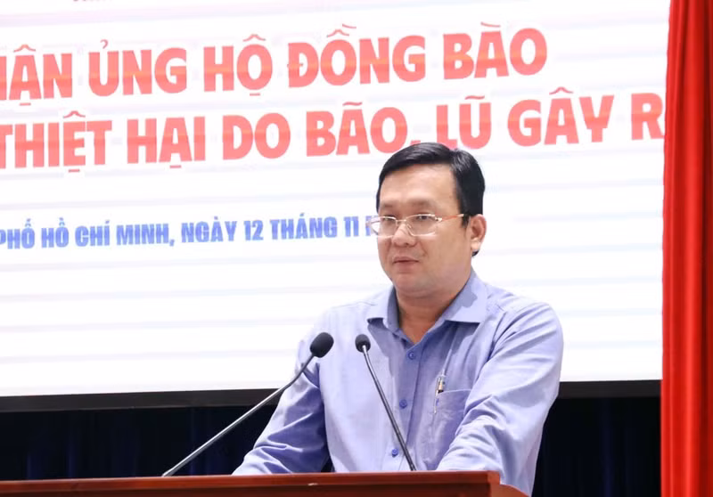 越南祖国阵线胡志明市委员会副主席潘红恩在仪式上致辞。（图片来源：越通社）