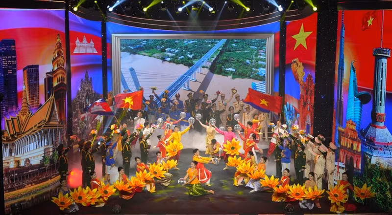 越南边防部队与柬埔寨皇家军队联合演出的文艺节目。（图片来源：越通社）