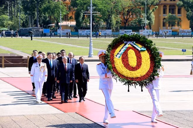 约旦国王阿卜杜拉二世率团入陵瞻仰胡志明主席遗容。（图片来源：越通社）