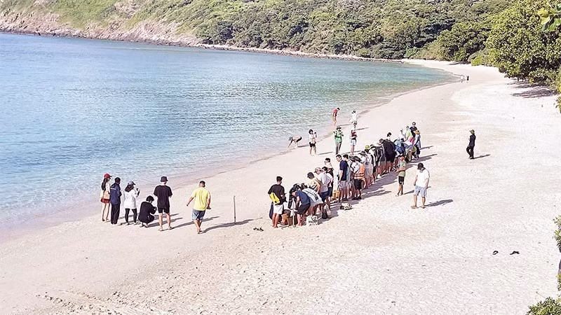 游客参观昆岛。