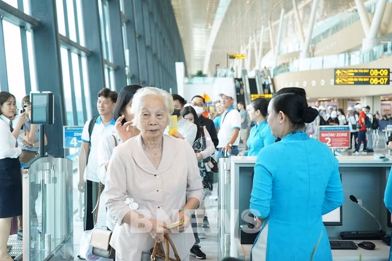 越航官网推出老年旅客15%机票优惠。（图片来源：bnews.vn）