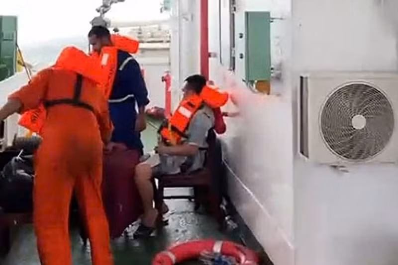 及时救助在马来西亚海域遇险的越南船员。（图片来源：海上搜救协调中心）