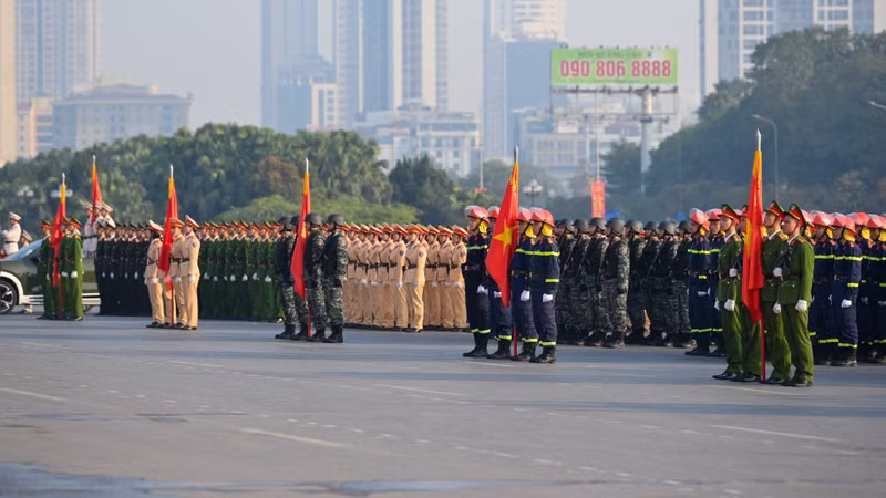 参加出征仪式的人民公安干部和战士。