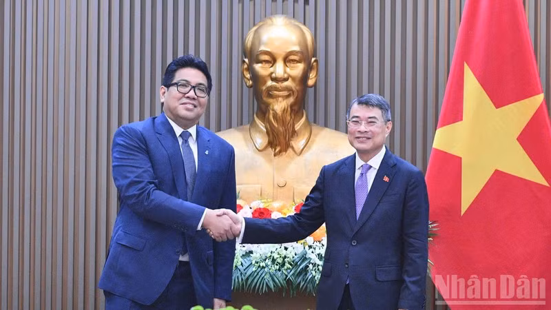 政府总理黎明兴与马来西亚国家石油公司总裁兼首席执行官陶菲克握手合影。（青江 摄）