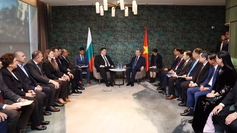 越共中央总书记苏林会见保加利亚社会党（BSP）主席阿塔纳斯·扎菲罗夫（Atanas Zafirov）。（图片来源：越通社）