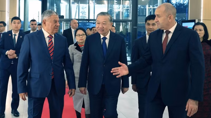 越共中央总书记苏林访问保加利亚Samel-90国防工业公司。（图片来源：越通社）