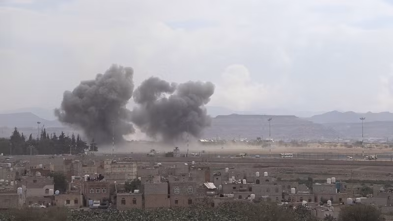 也门萨那(Sanaa)遭空袭后升起浓烟。（图片来源：新华社/越通社）