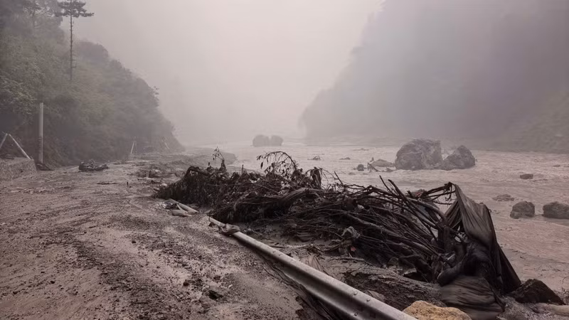 中国西南部西藏自治区吉隆口岸区域发生的山体滑坡现场。（图片来源：新华社/越通社）