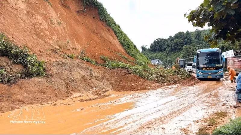 强降雨导致宣光省多条道路发生山体滑坡。（图片来源：越通社）