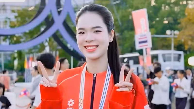这是排球运动员黎青翠连续第二次在一项大型体育赛事上担任旗手。（越南排球协会供图）