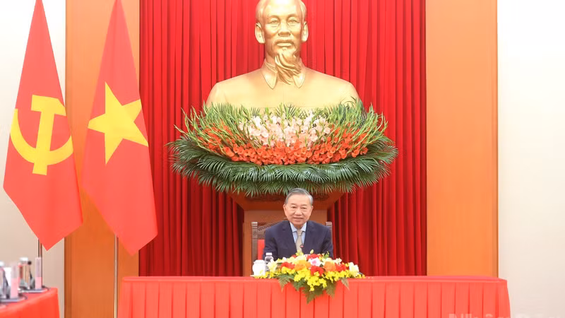 越共中央总书记苏林同新加坡人民行动党秘书长、政府总理黄循财通电话。（登科 摄）