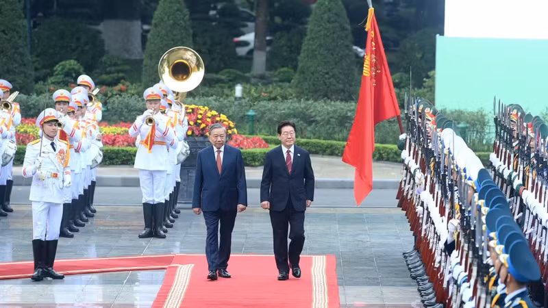 越共中央总书记、国家主席苏林与韩国总统李在明共同检阅仪仗队。（图片来源：越通社）