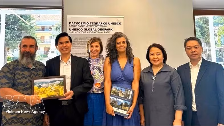 谅山省工作代表团与赫尔莫斯-沃赖科斯（Chelmos Vouraikos）世界地质公园管理局举行工作会议。（图片来源：越通社）