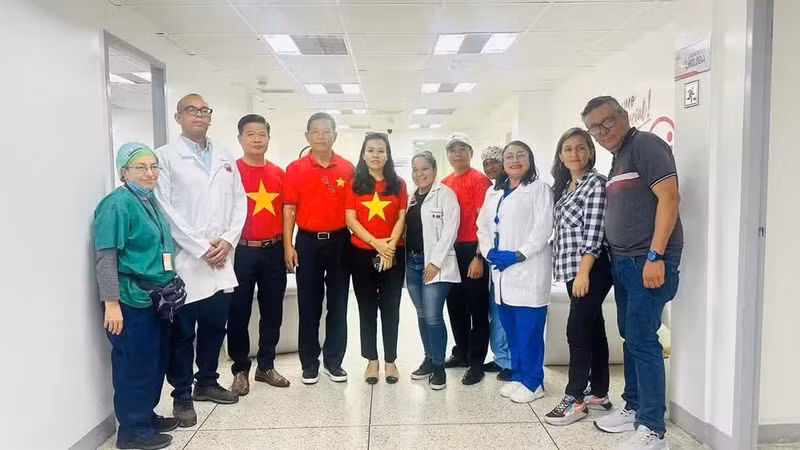 越南驻委内瑞拉大使馆干部和工作人员与Hemocentro血液中心工作人员合影留念。（图片来源：越南驻委内瑞拉大使馆提供）
