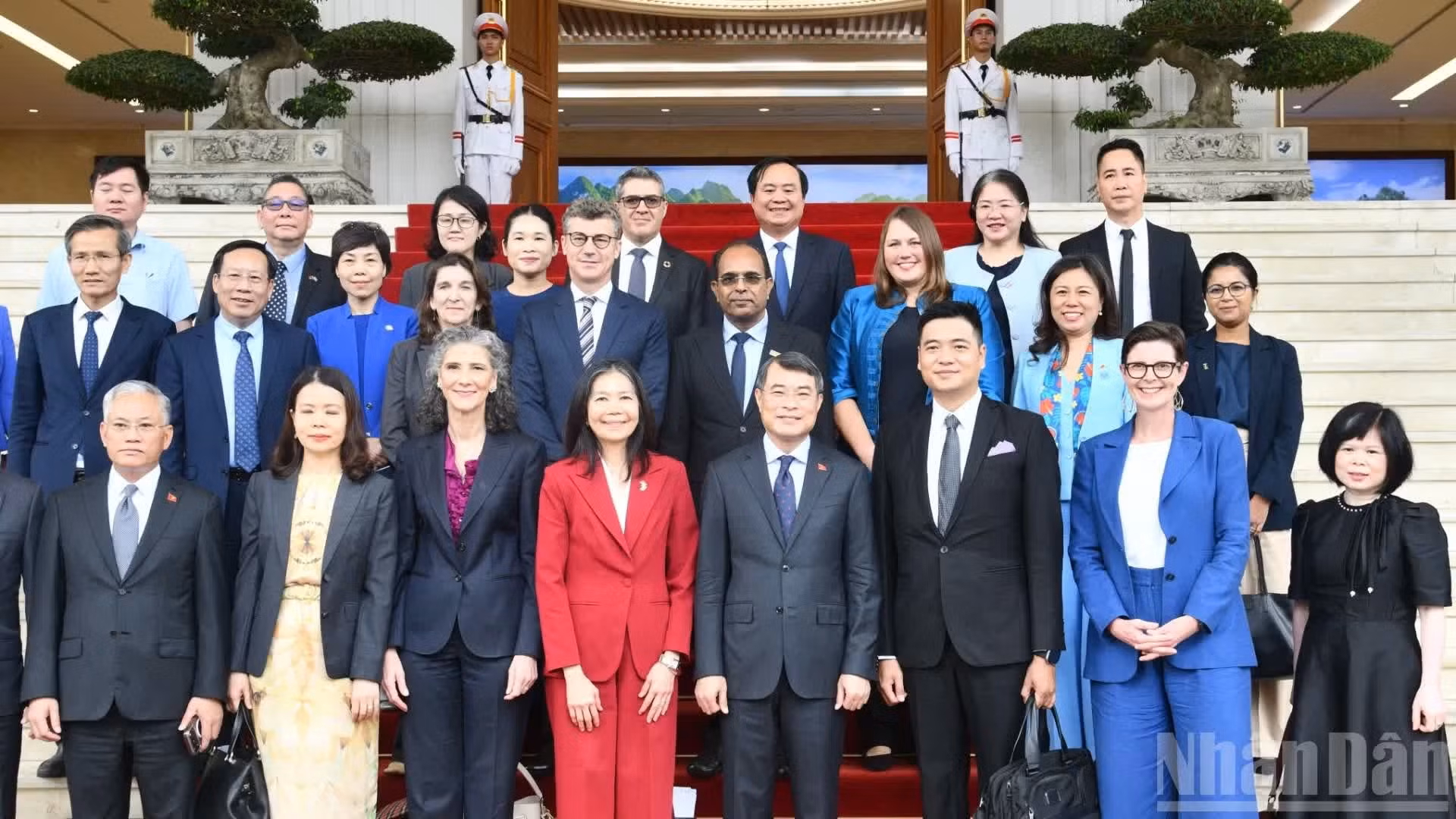 越南政府总理黎明兴与联合国驻越南各机构领导人。