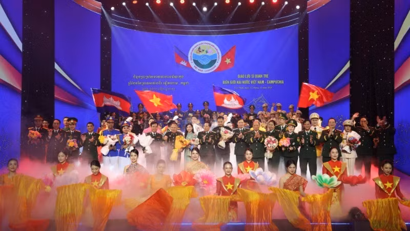 2025年越南—柬埔寨边境青年军官交流活动上的文艺表演。