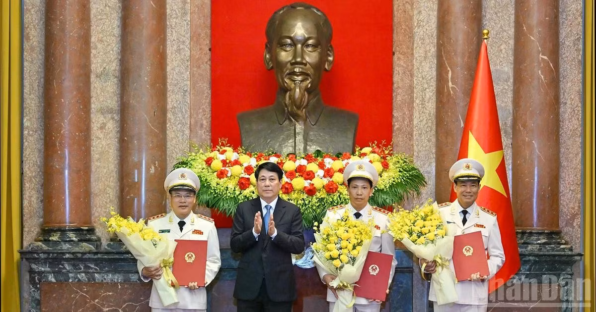 国家主席梁强向公安部领导授予晋升上将军衔决定。