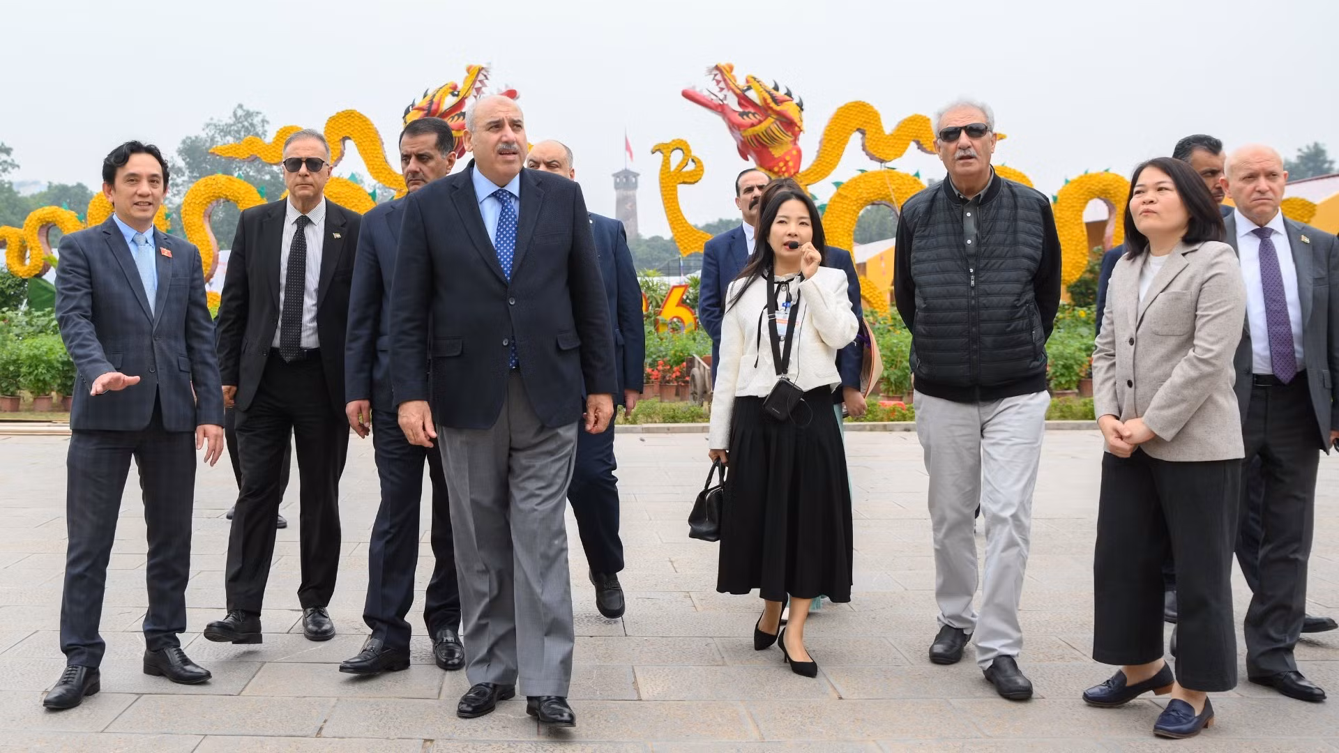 约旦众议院议长马赞·图尔基·卡迪率代表团参观升龙皇城遗址。