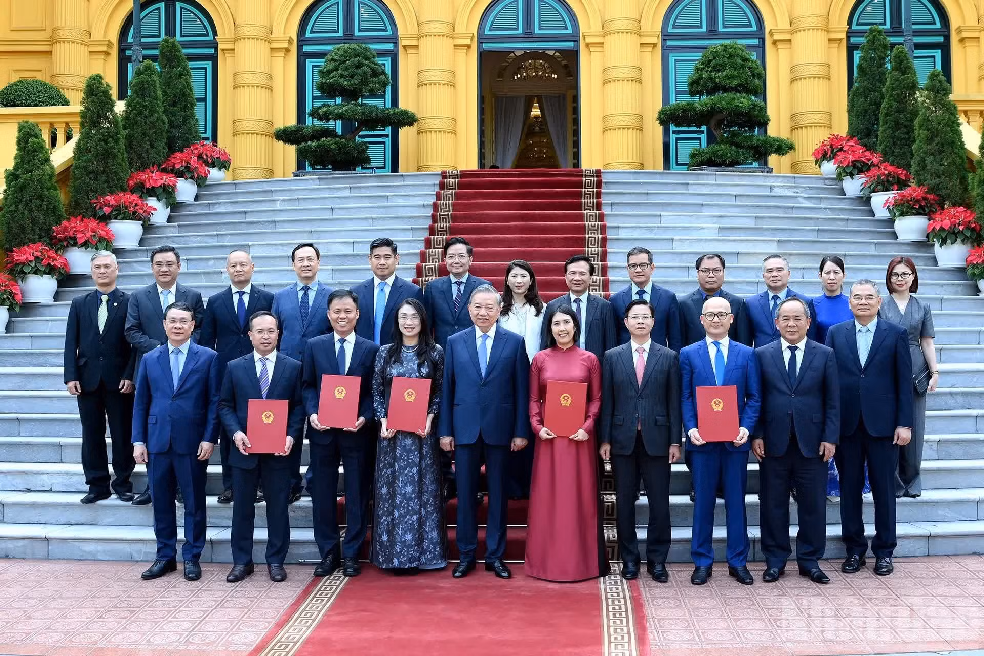 越共中央总书记、国家主席苏林同各位代表和新任驻外大使合影。