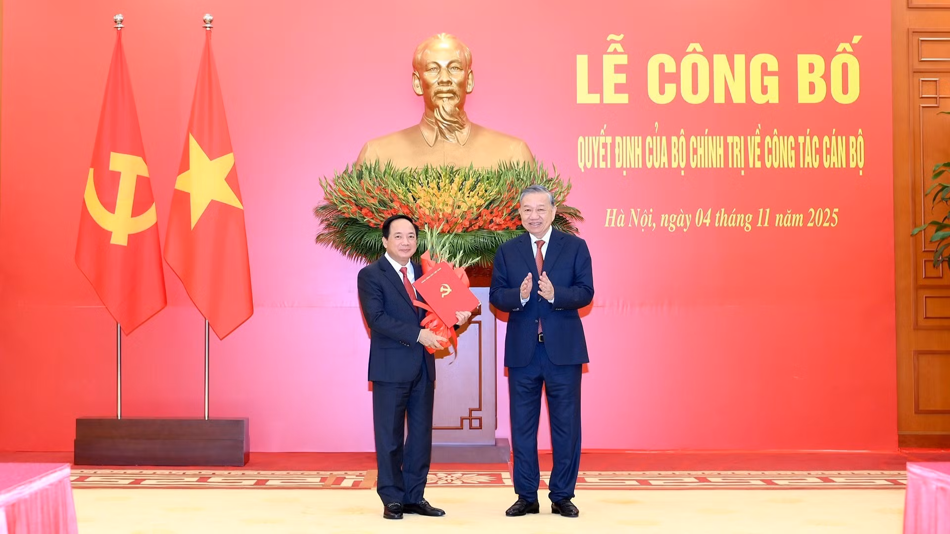 越共中央总书记苏林向郑文决同志颁发越共中央政治局的决定，调动、分工并任命其担任越共中央宣教与民运部部长。