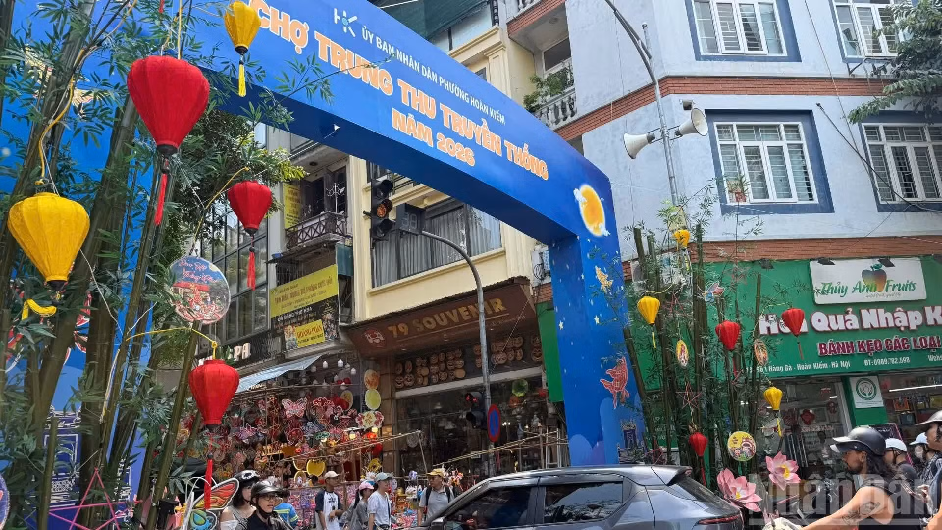 还剑坊人民委员会搭建了精美的迎宾门，方便市民前往行马街购物、参观和游玩。