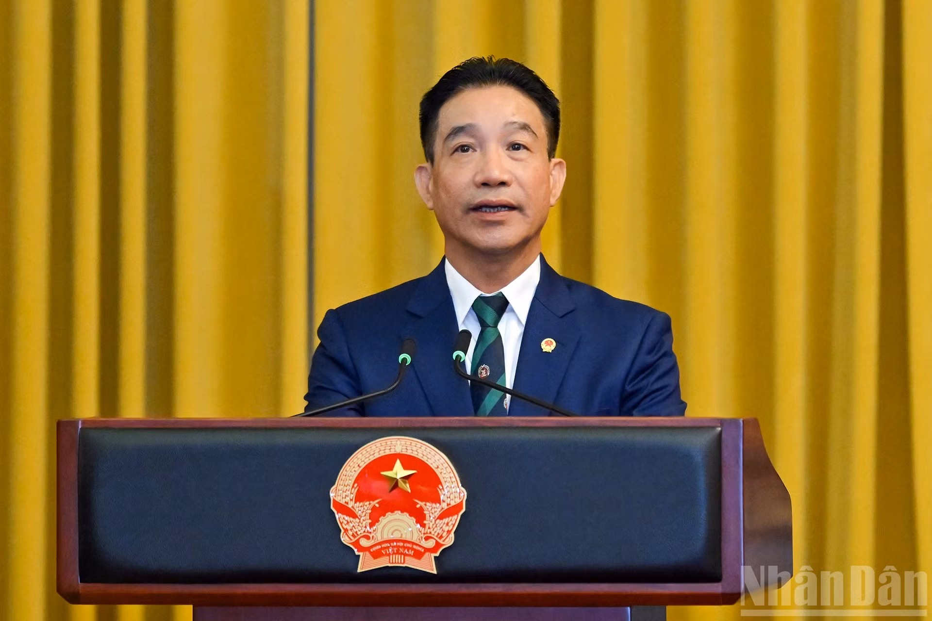 国家主席办公厅副主任范青河公布国家主席关于将三位公安部副部长军衔从中将晋升为上将的决定。