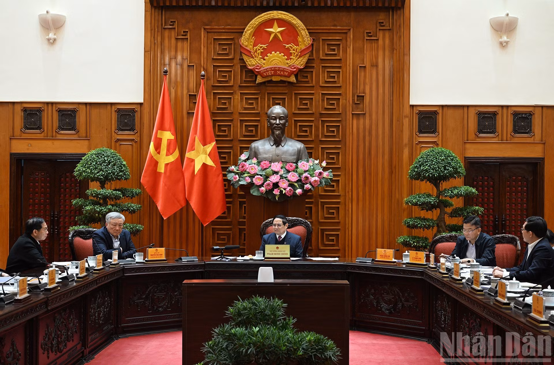 越南政府总理范明正主持召开会议。