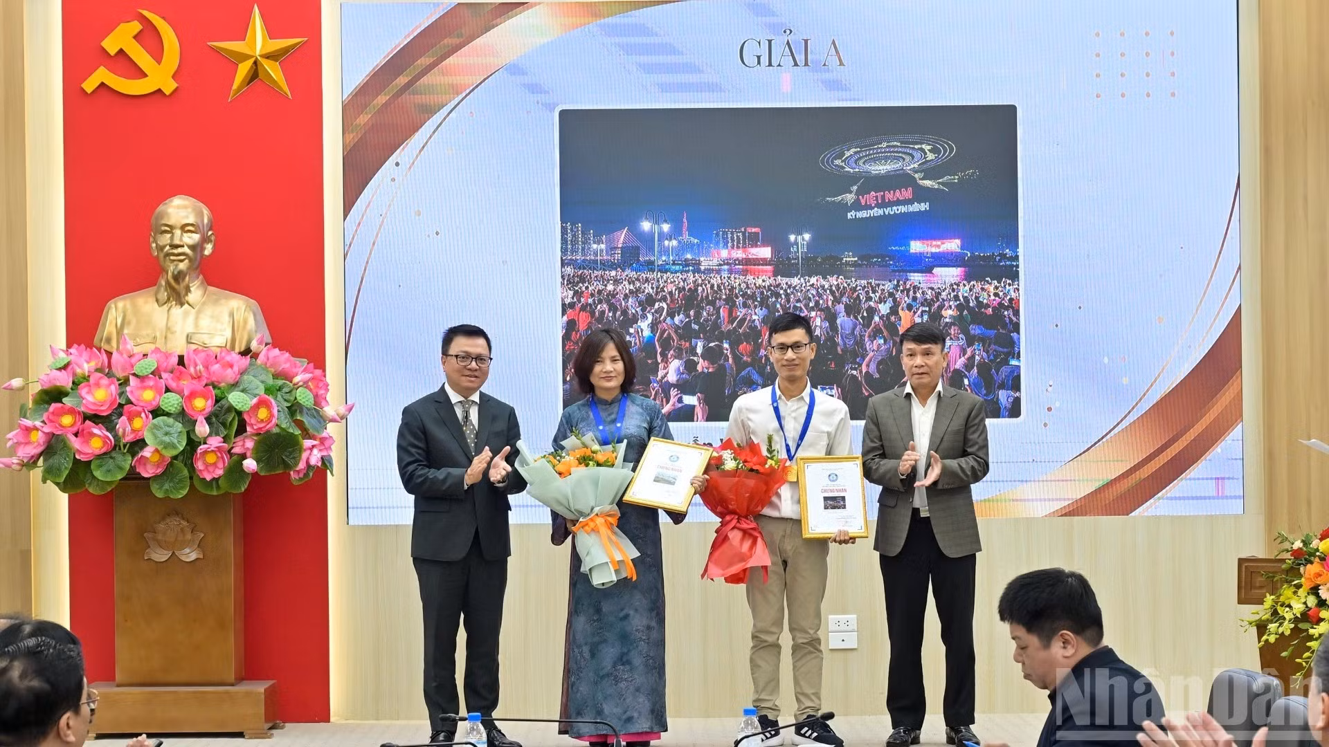 越共中央委员、《人民报》社总编辑、中央宣教与民运部副部长、越南新闻工作者协会主席黎国明向获得A等奖的作者颁奖。
