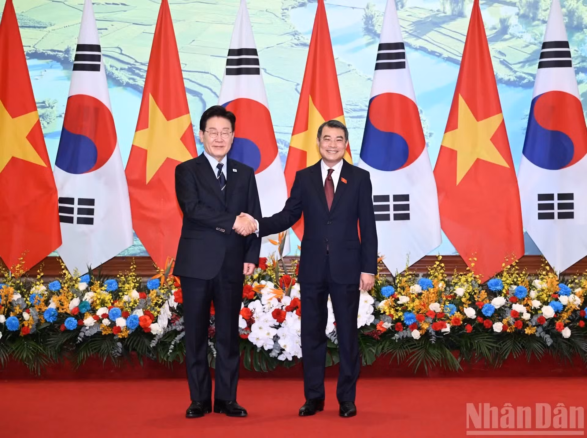 越南政府总理黎明兴迎接韩国总统李在明。