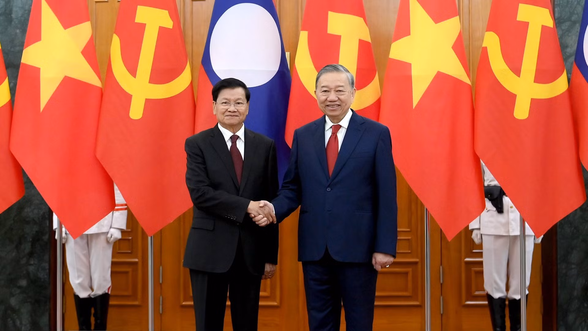 越共中央总书记苏林与老挝人民革命党中央总书记、老挝人民民主共和国主席通伦·西苏里合影。