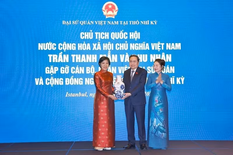 国会主席陈青敏和夫人向越南驻土耳其大使馆干部人员赠送纪念品。